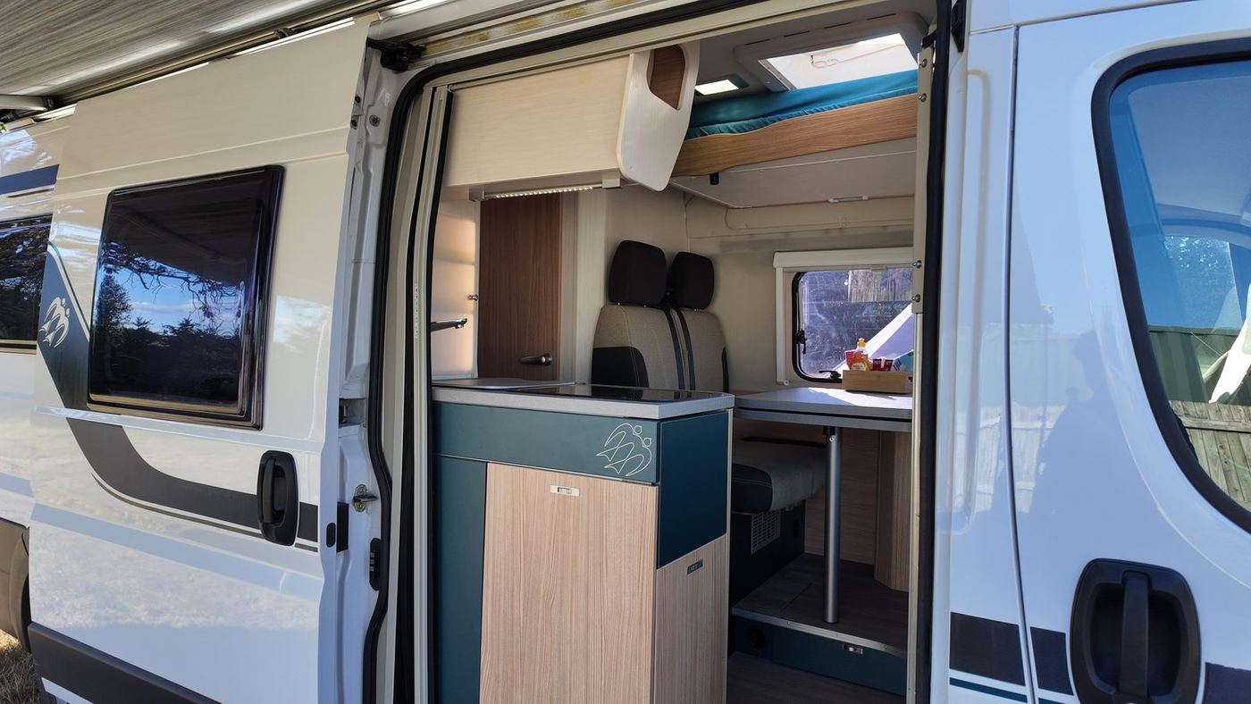 KNAUS campervan: habitation door and entry step